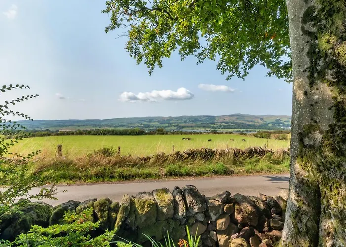 Stylish 2 Bedroom Cottage Near Glasgow Airport