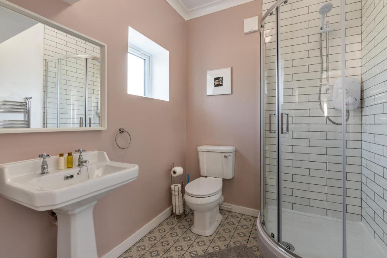 Stylish 2 Bedroom Near Glasgow Airport Holiday home *